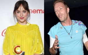 Makin Mesra, Dakota Johnson Lagi-Lagi Kepergok Cium Chris Martin