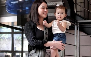 Pakai Kerudung, Anak Alice Norin Menggemaskan Bagai Boneka