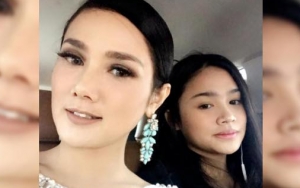 Cantik Pakai Mukena Saat Sholad Ied, Suara Bening Putri Mulan Jameela Bikin Terpesona