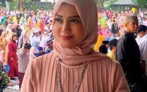 Foto Keluarga Saat Lebaran, Netter Salah Fokus Ketampanan Anak Tiri Bella Saphira