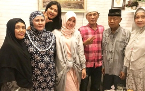 Via Vallen Tampil Lebih Sopan dari Ayu Ting Ting, Baju Lebaran Ayah dan Saudara Cowok Bikin Kasihan