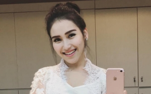 Kalahkan Nikita Mirzani, Ayu Ting Ting Bagi-Bagi THR Rp 100 Juta Saat Lebaran