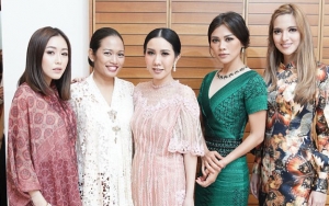 Sering Tampil Bagai Keluarga Kerajaan, Nia Ramadhani Disindir Edit Foto Gara-Gara Bentuk Leher