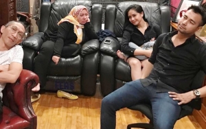 Ajak Keluarga, Intip Keseruan Raffi Ahmad Halal Bihalal Bareng Melly Goeslaw-Irwansyah