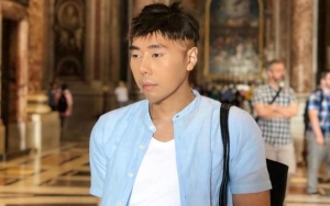 Ganteng Maksimal Pakai Kemeja Pink, Foto Roy Kiyoshi Bagai Menembus 'Lorong Waktu'