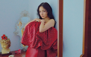 Cantik Mempesona, Min Hyo Rin Pamer Punggung Mulus di Pemotretan Baru