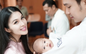 Biasa Ganteng, Suami Sandra Dewi Pasang Wajah Konyol Saat Sang Istri Tidurkan Anak