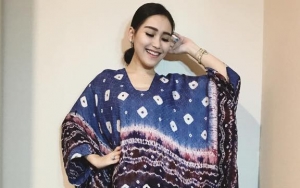 Fans Beri Kejutan Pakai Barongsai, Ayu Ting Ting Cantik Didandani Ala-Ala Bridal Shower