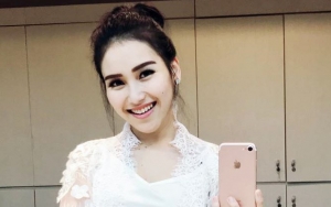 Dapat Kejutan Ultah dari Fans, Ayu Ting Ting Bangga Aytinglicious Bukan Penggemar Brutal