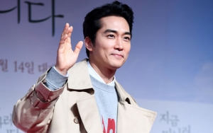 Gaya Keren Pakai Setelan Putih, Song Seung Heon Pamer Naskah 'Player'