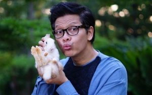 Armand Maulana Nostalgia Fashion 90-an, Celana dan Model Rambut Curi Perhatian