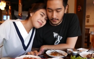 Dua Bulan Menikah, Syahnaz Masih Ditemani Jeje Belajar Masak