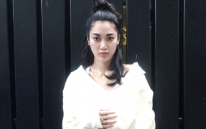 Duduk Sambil Peluk Lutut, Widy Vierratale Disebut Mirip Suzanna