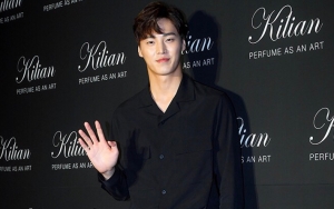 Cuek Hingga Imut, Gantengnya Lee Tae Hwan Syuting 'Why, Secretary Kim?' Bikin Kesengsem