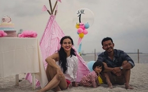 Gak Biasa, Begini Cara Atiqah dan Rio Dewanto Rayakan Ultah Pertama Putrinya