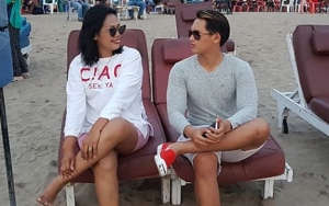 Digendong Irfan Sbaztian di Tepi Pantai, Ely Sugigi Sengaja 'Nyinyiri' Diri Sendiri