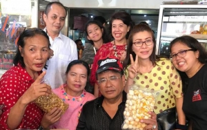 'Selamatkan' Napi yang Hampir Buta, Hotman Paris Hanya Dibayar Kerupuk