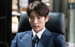 Syuting 'Lawless Lawyer', Kocaknya Lee Jun Ki Pamer Pura-Pura Jadi Hakim 
