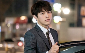 Ingatkan Nonton 'Miss Hammurabi', L Super Imut Hadiahi Fans Pose Cinta