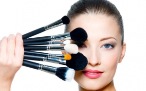 Tren Make Up Aneh Ini Bikin Kamu Tampil Unik, Berani Coba?