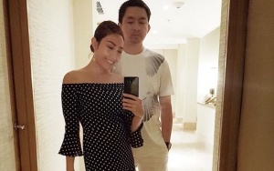 Ayu Dewi Curhat Soal Liburannya, Netter Malah Salfok Senyum Sang Suami