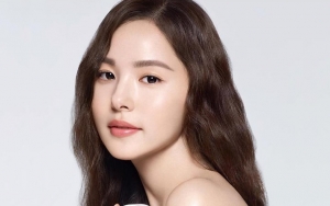 Pose Bareng Burung Kakak Tua, Netter Salah Fokus Lihat Busana Min Hyo Rin