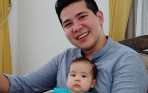 Usia Belum Genap Enam Bulan, Bayi Haykal Kamil Sudah Diajak Berenang