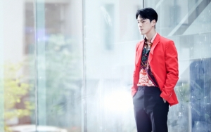 Kim Jung Hyun Tetap Ganteng Meski Pakai Setelan Jas Merah Norak di Still Cut 'Time', Setuju?