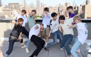 Hang Out di New York, NCT 127 Pamerkan Gaya Fashion Andalan