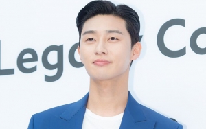 Syuting 'Why, Secretary Kim?', Park Seo Joon Malah Asyik Main Game Kartu di Komputer