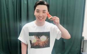 Bersedia Foto Bersama Para Pegawai di Restorannya, Seungri Banjir Pujian