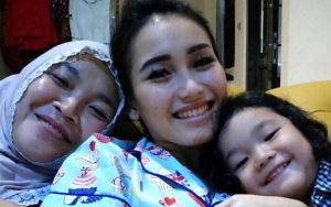 Dipakai di Premiere Film Putrinya, Tas Ibunda Ayu Ting Ting Harganya Fantastis