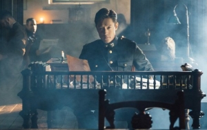 Lee Byung Hun Isyaratkan Perpisahan dengan Kim Tae Ri di Teaser 'Mr. Sunshine' Versi Netflix
