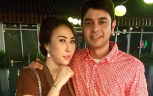 Rio Reifan Kunjungi Makam, Calon Istri Pamer Gaun Pengantin Seberat 11 Kilo Full Swarovski