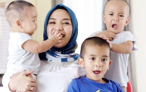 Punya Tiga Putra Balita, Enno Lerian 'Heboh' Saat Foto Keluarga