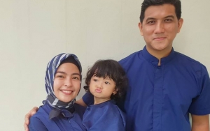 Berpose Untuk Foto Keluarga, Ekspresi Wajah Putri Tantri Kotak Curi Perhatian
