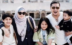 Foto Di Depan Masjid Turki, Putra Bungsu Arie Untung Tertidur Malah Curi Perhatian