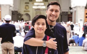 Arie Untung 'Pukul' Diri Sendiri dan Netizen Lewat Ini