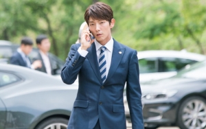 Rampung Syuting 'Lawless Lawyer', Lee Jun Ki Pamer Dikerubungi Buket Bunga