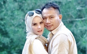 Unggah Foto Dicium Istri, Bahasa Inggris Vicky Prasetyo Kembali Ditertawakan Netter