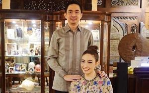 Temani Sang Suami Nonton Bola, Ayu Dewi Cuma Bisa Pasrah Lakukan Hal Ini