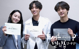 Yang Se Jong, Shin Hye Sun dan Ahn Hyo Seop Ceria di Sesi Baca Naskah 'Thirty But Seventeen'