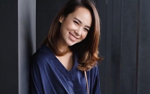 Pakai Celana Super Pendek, Kaki Pamela Bowie Jadi Sorotan