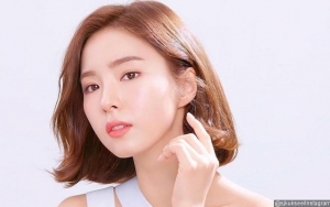Jalan-Jalan ke Pasar, Begini Imutnya Shin Se Kyung Coba Makan Durian
