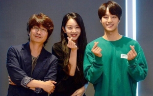 Manisnya Yang Se Jong - Shin Hye Sun Selfie Bareng di Preskon 'Thirty But Seventeen', Serasi?