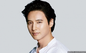 Rambut Makin Gondrong, Won Bin Tebar Senyum Ceria di Fansigning Ini