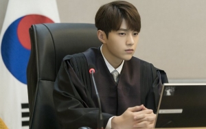L Infinite Lagi-Lagi Manjakan Fans Lewat Foto Ganteng Hasil Narsis di 'Miss Hammurabi'