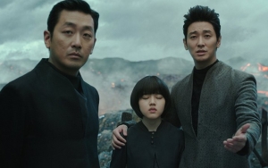 Poster Baru 'Along with the Gods 2' Ungkap Penampilan Ha Jung Woo cs Saat Jadi Manusia 