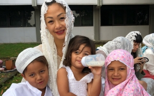 Demi Foto Bersama Ketiga Anaknya, Indah Kalalo Rela 'Sogok' Pakai Ini