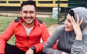 Prabu Revolusi Salah Tingkah Dipandangi Istri, Zee Zee Shahab Beri Komentar Kocak